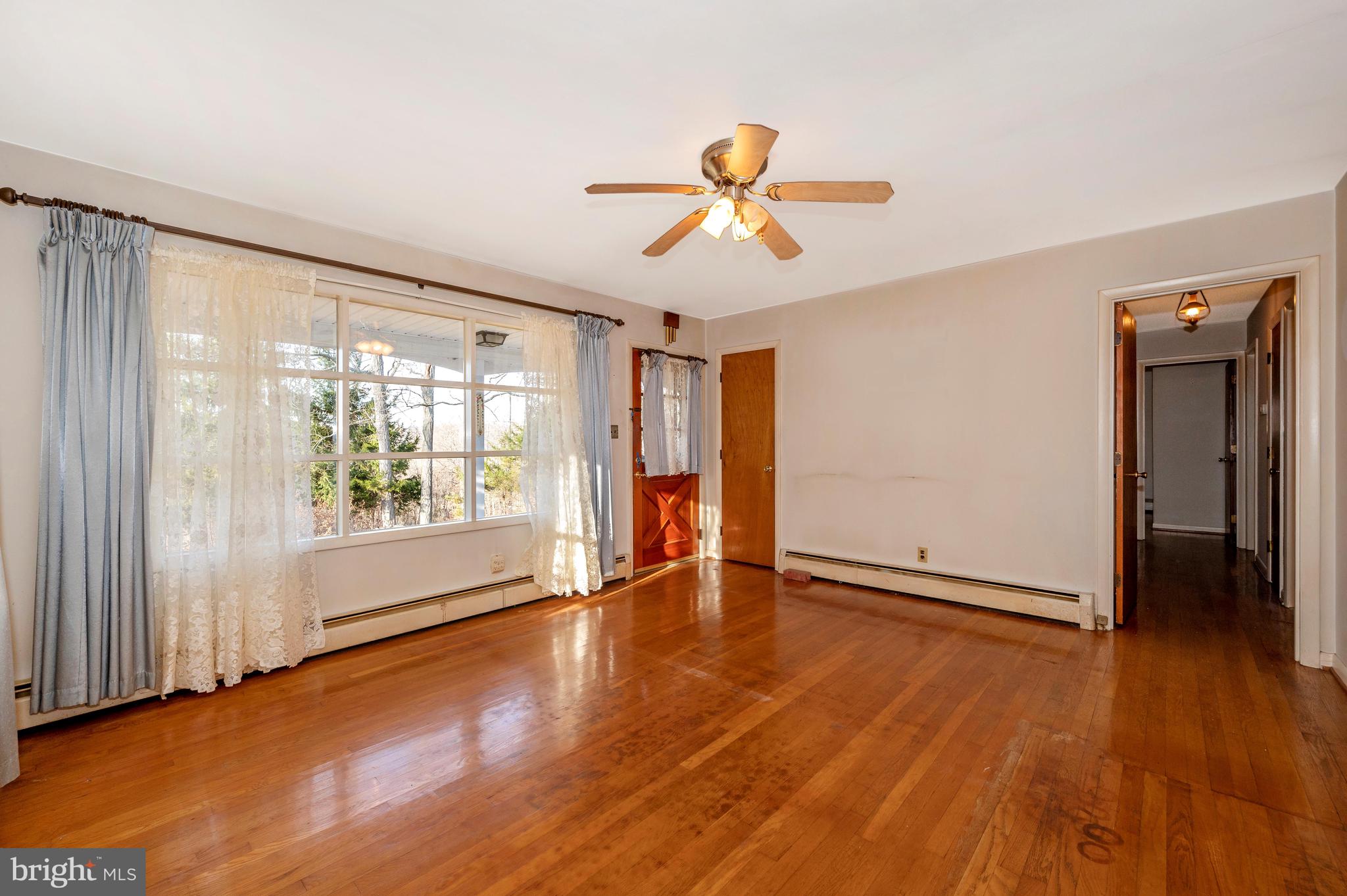 4723 Water Tank Road Manchester, MD 21102 - Photo 6 of 49 Living Room