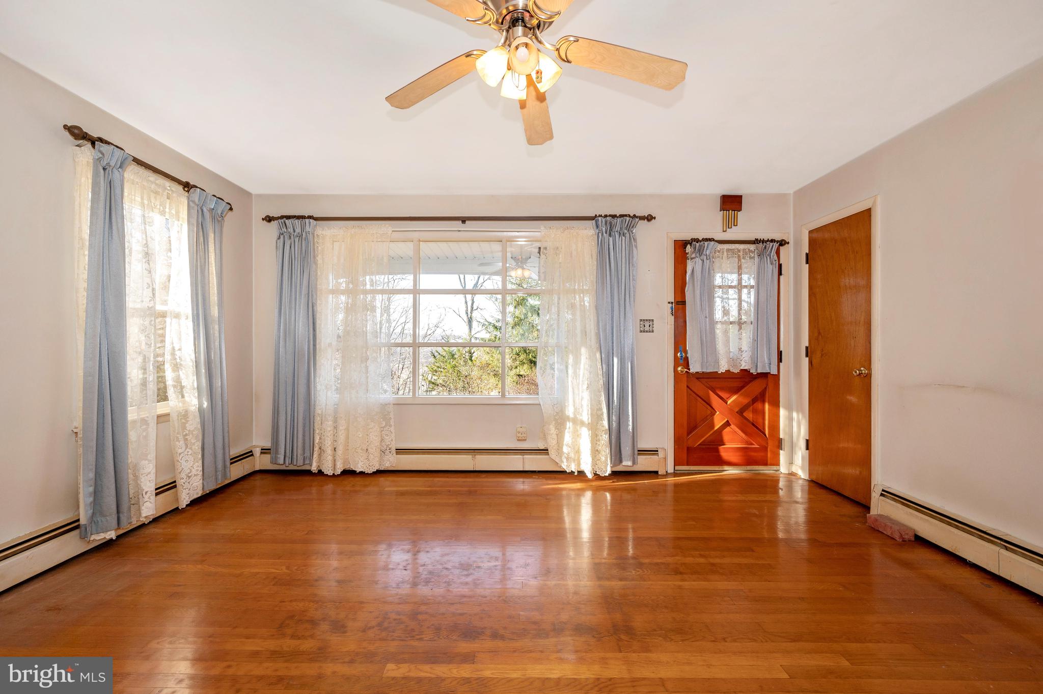 4723 Water Tank Road Manchester, MD 21102 - Photo 7 of 49 Living Room