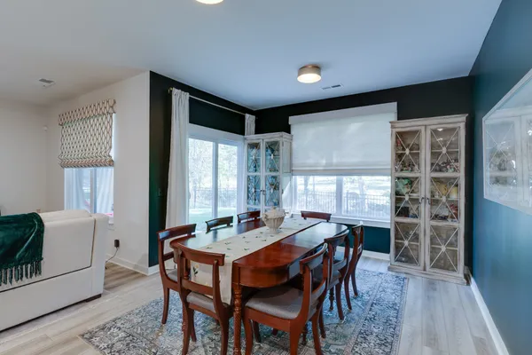 a large kitchen with kitchen island a large island in it