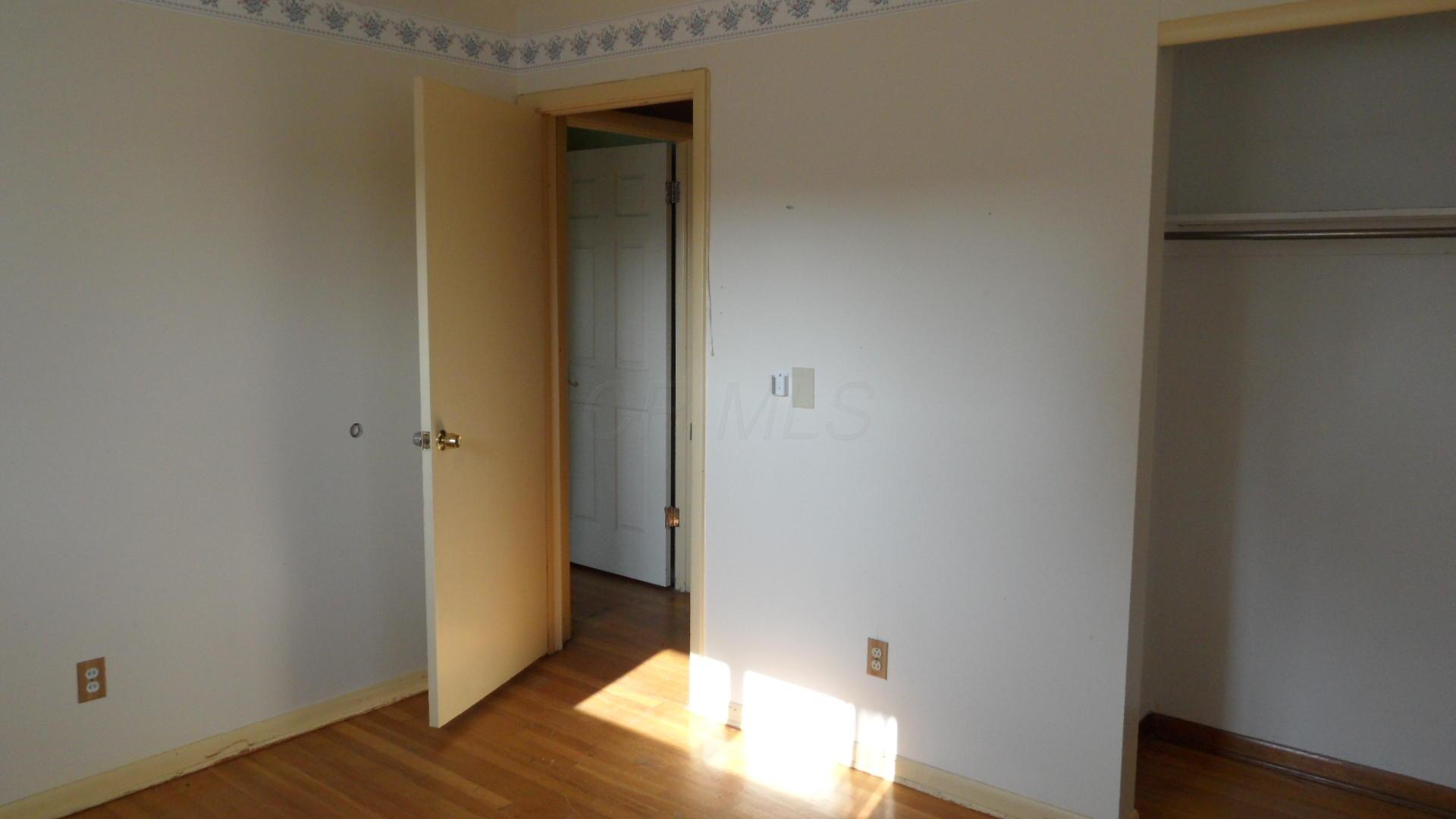 1062 Ross Road Whitehall, OH 43227 - Photo 10 of 26