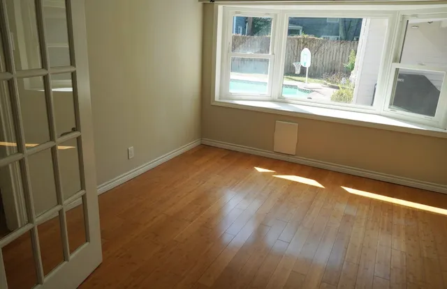 a view of backyard with tub