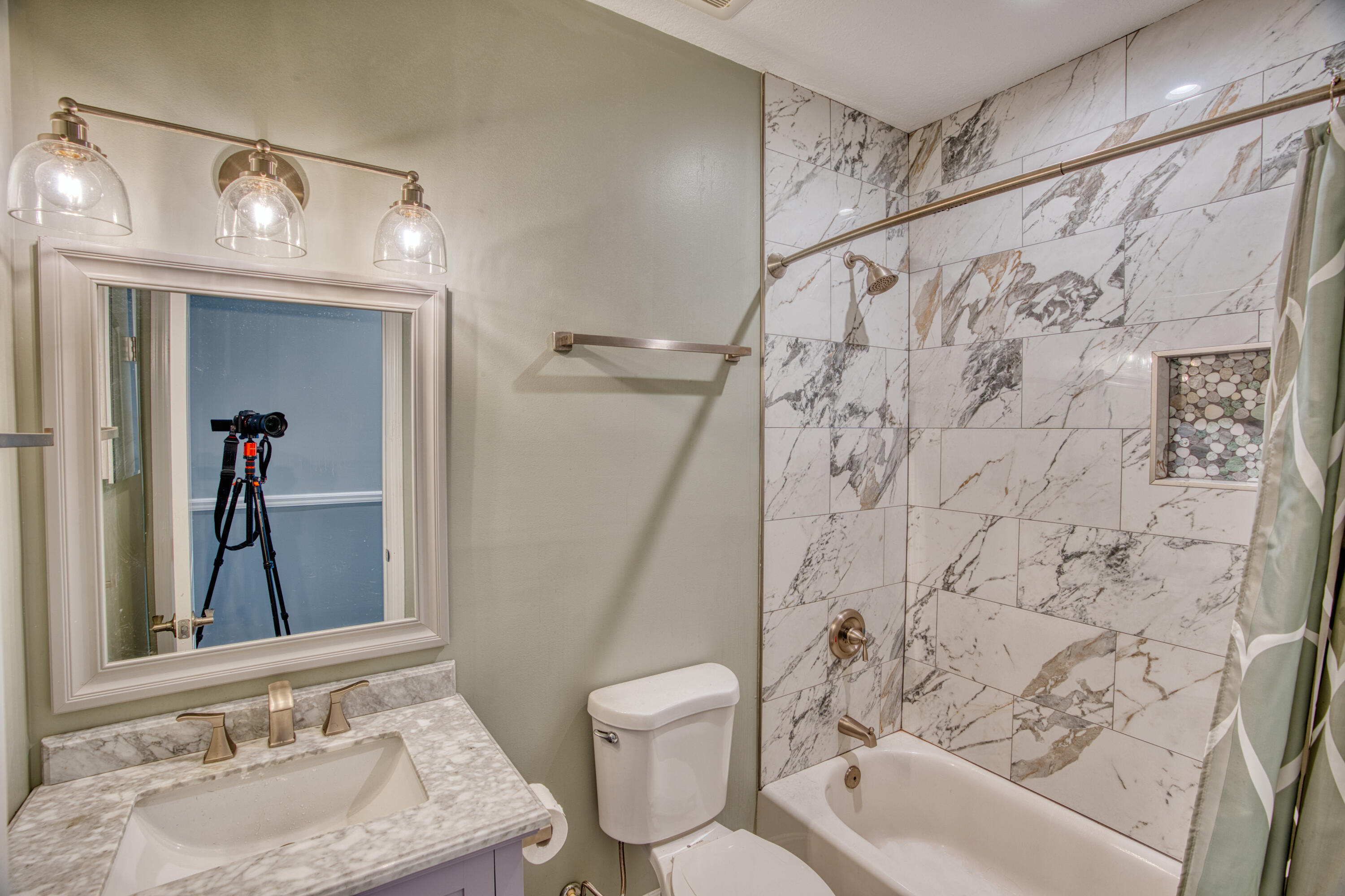 499 Beach Road Tavernier, FL 33070 - Photo 27 of 53 a bathroom with a sink and a mirror