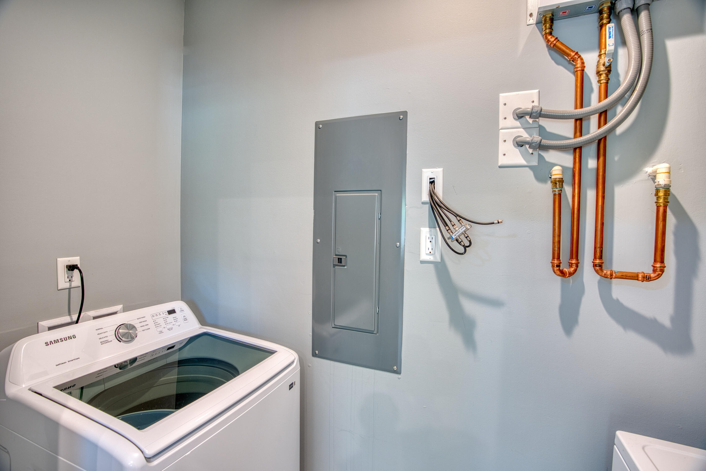 499 Beach Road Tavernier, FL 33070 - Photo 33 of 53 a utility room with dryer and washer