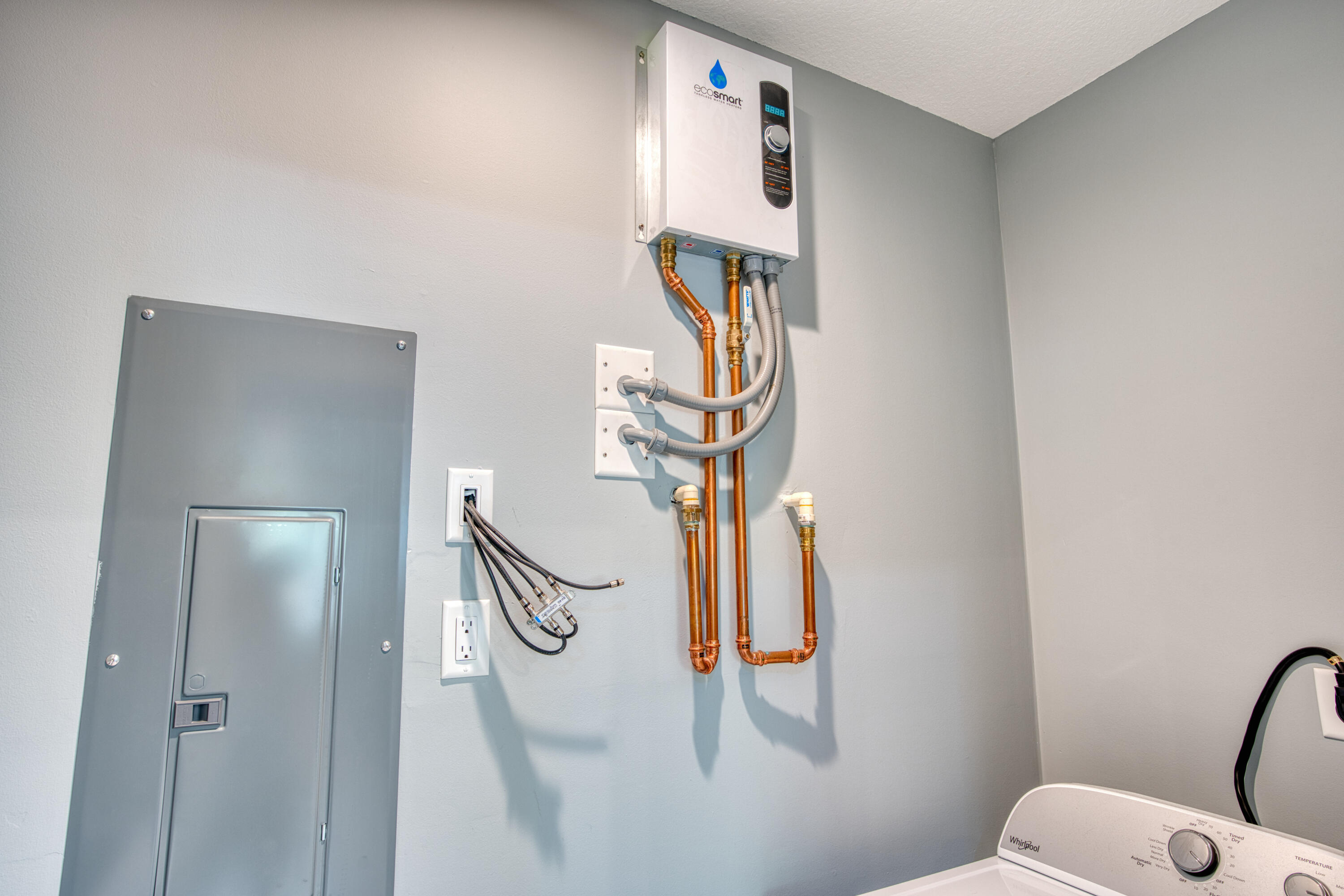 499 Beach Road Tavernier, FL 33070 - Photo 34 of 53 a bathroom with a toilet and a mirror