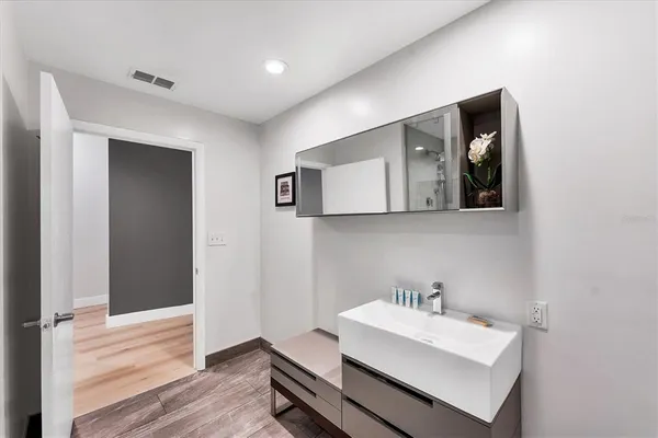 $7,000 | 525 East Jackson Street, Unit 302, Orlando, FL 32801