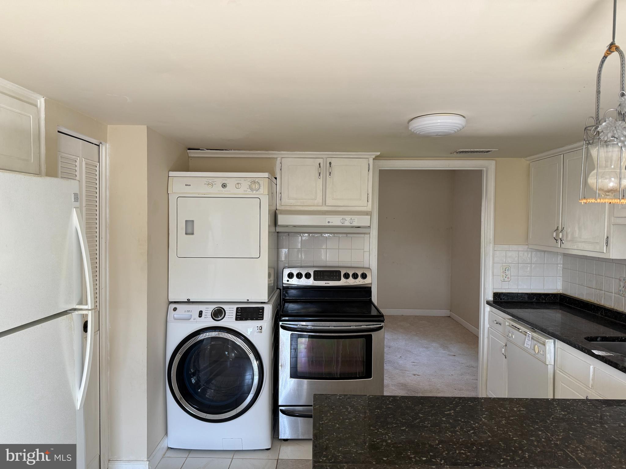 1050 Ramsgate Court Sterling, VA 20164 - Photo 11 of 20 a kitchen with a refrigerator and a stove top oven