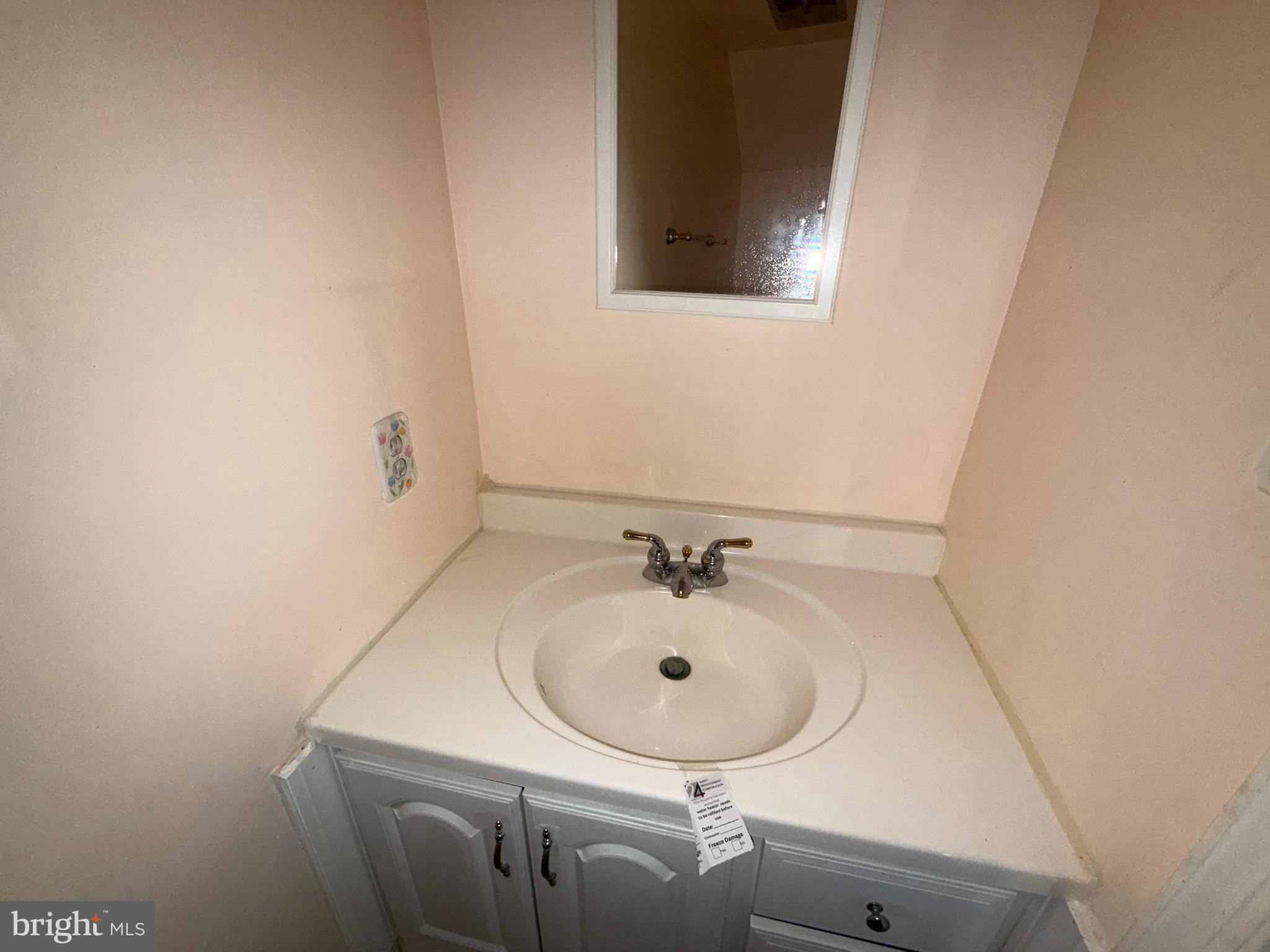 1050 Ramsgate Court Sterling, VA 20164 - Photo 14 of 20 a bathroom with a sink and mirror