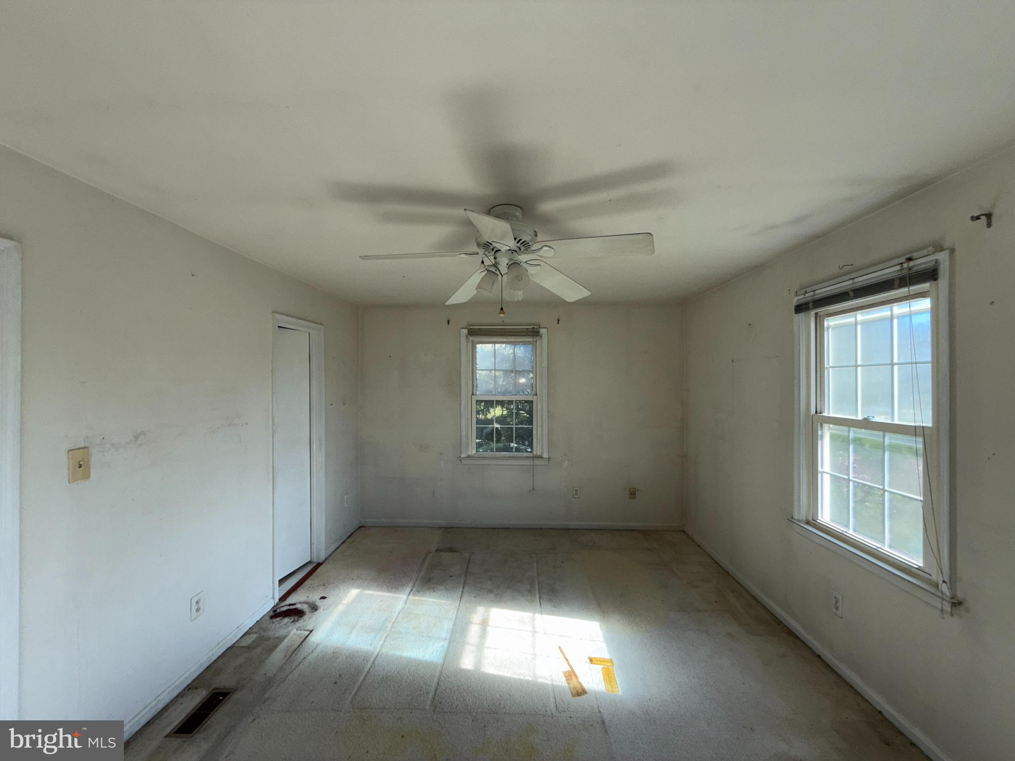 1050 Ramsgate Court Sterling, VA 20164 - Photo 16 of 20 an empty room with a window and a ceiling fan