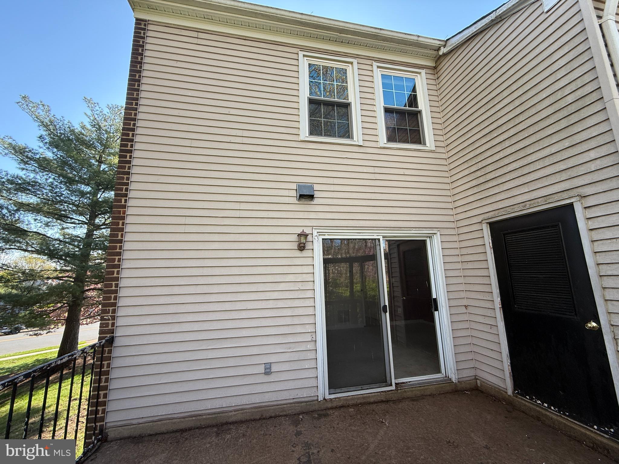 1050 Ramsgate Court Sterling, VA 20164 - Photo 3 of 20 a view of a house that has a white door