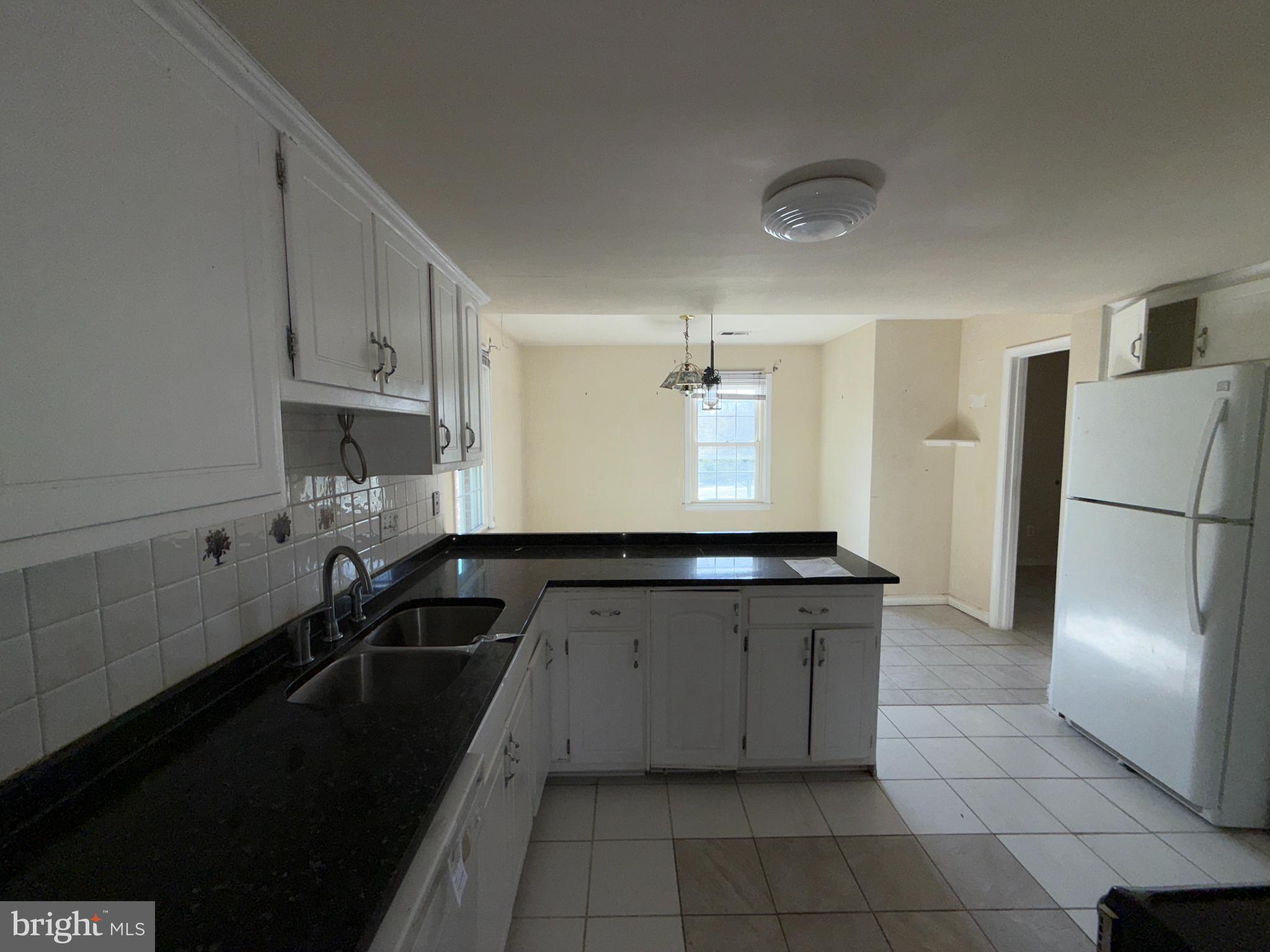1050 Ramsgate Court Sterling, VA 20164 - Photo 8 of 20 a kitchen with stainless steel appliances a sink stove and refrigerator