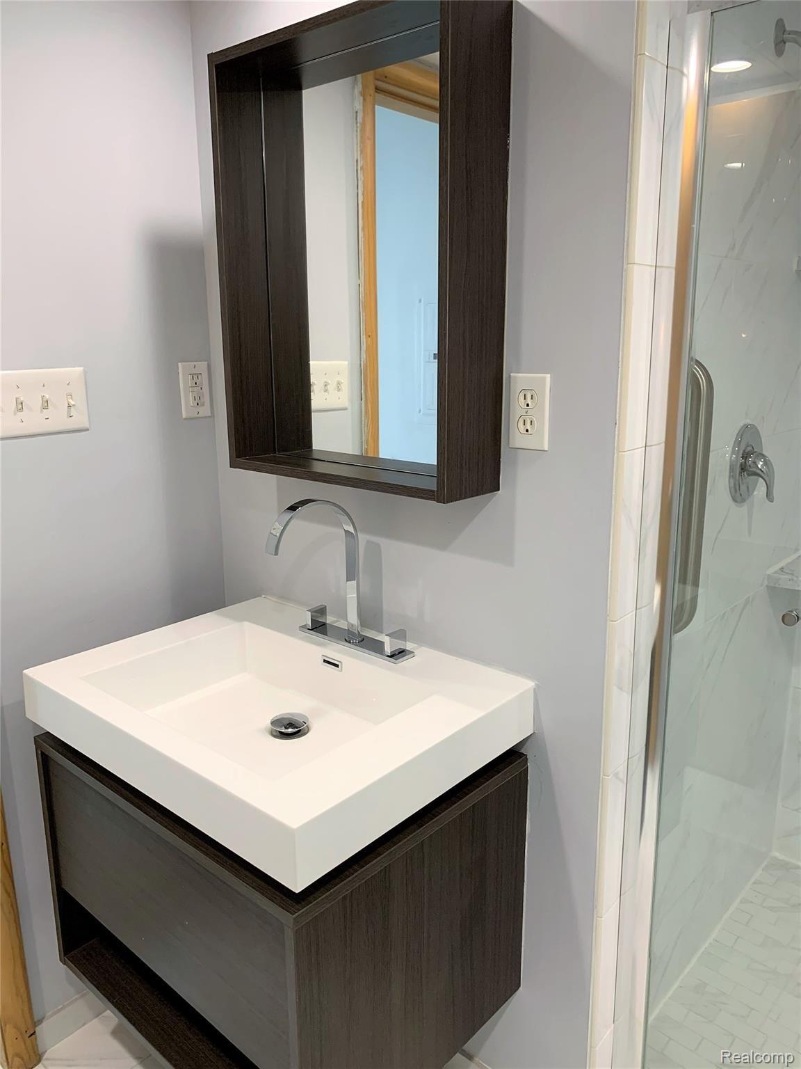 32386 Craftsbury Road Farmington, MI 48334 - Photo 16 of 19 master bath- lower level