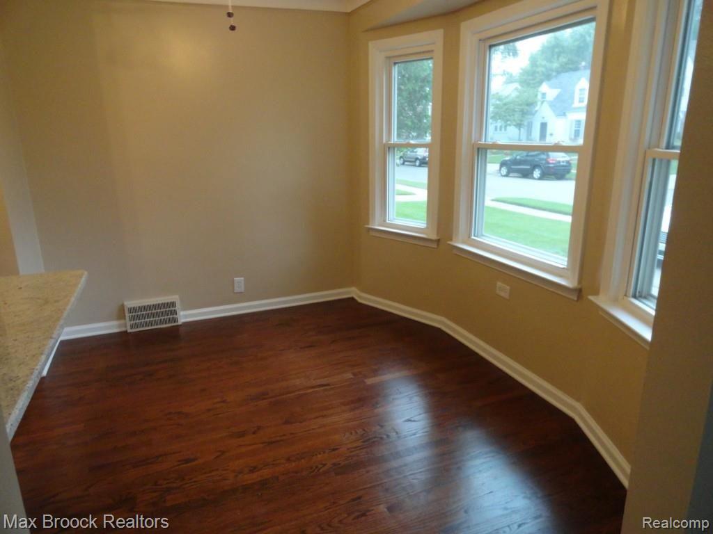 1327 Eaton Road Berkley, MI 48072 - Photo 5 of 18 DSC01406.jpg
