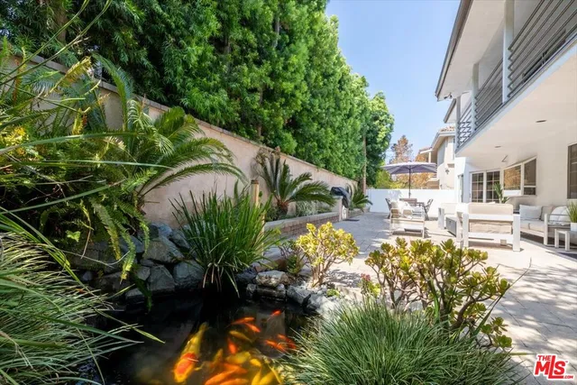 a picture of a wall with a white and white wall