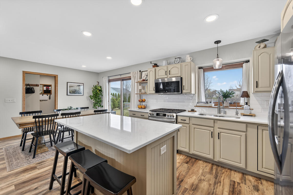 8900 Citadel Terrace Sturtevant, WI 53177 - Photo 6 of 24 Quartz Countertops