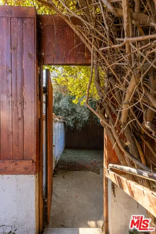 $1,025,000 | 4115 Edgehill Drive, Los Angeles, CA 90008