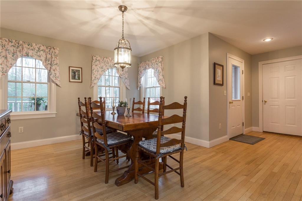 23 Lynch Lane Kittery Point, ME 03905 - Photo 8 of 34 Dining area