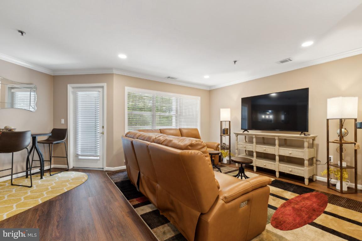 5573 Seminary Road, Unit 208 Falls Church, VA 22041 - Photo 3 of 33 Dining/Living room