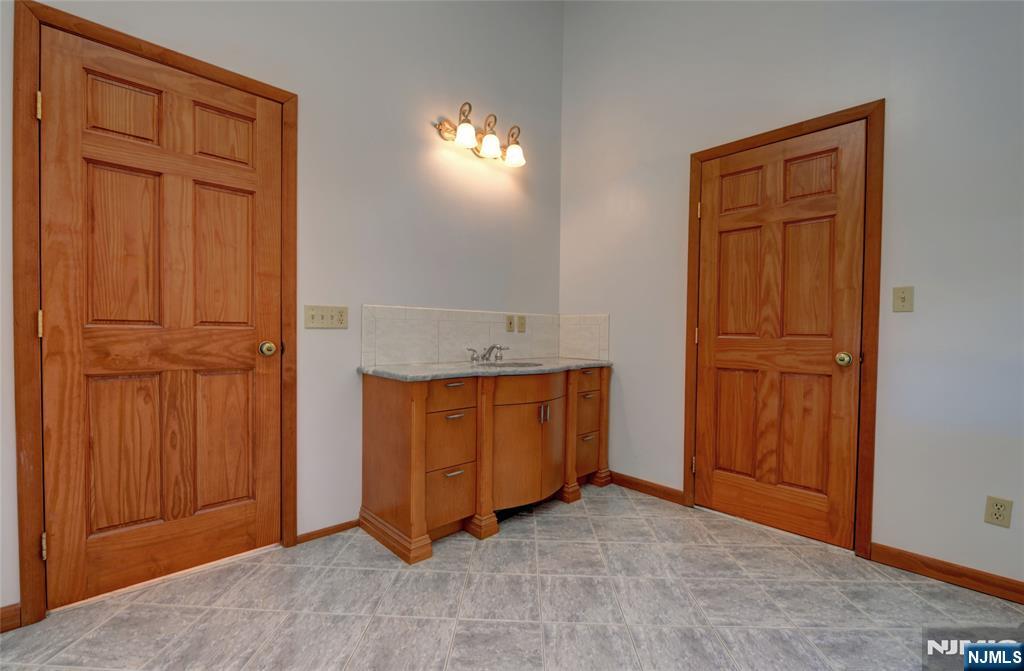 34 Knoll Road Wayne, NJ 07470 - Photo 36 of 50