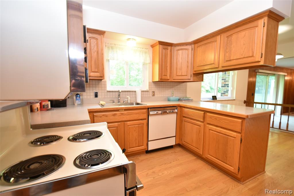 2356 Rochester Road Leonard, MI 48367 - Photo 12 of 40