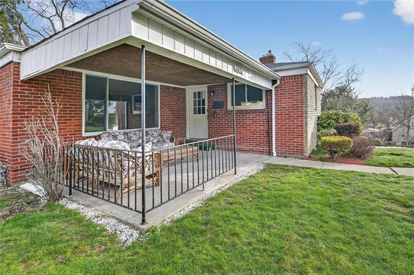 a view of a house with backyard and porch