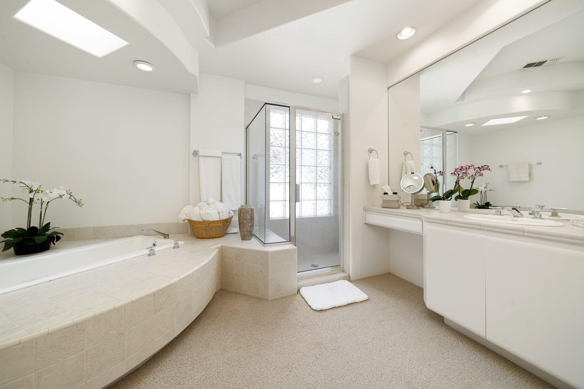 207 Loch Lomond Road Rancho Mirage, CA 92270 - Photo 26 of 50 a bathroom with a sink a large mirror and a bathtub