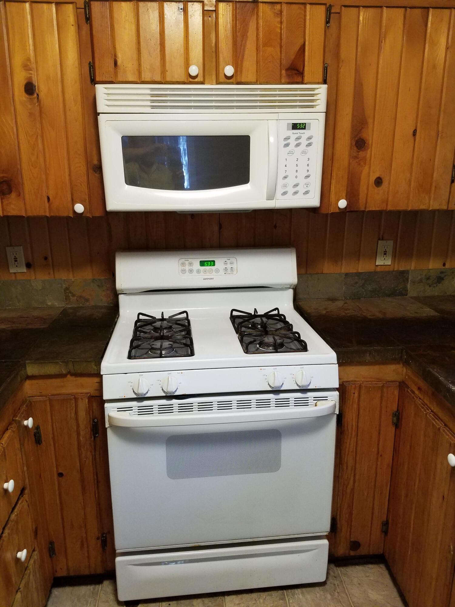 8177 Starlite Pines Road Shingletown, CA 96088 - Photo 30 of 48 Range/Microwave