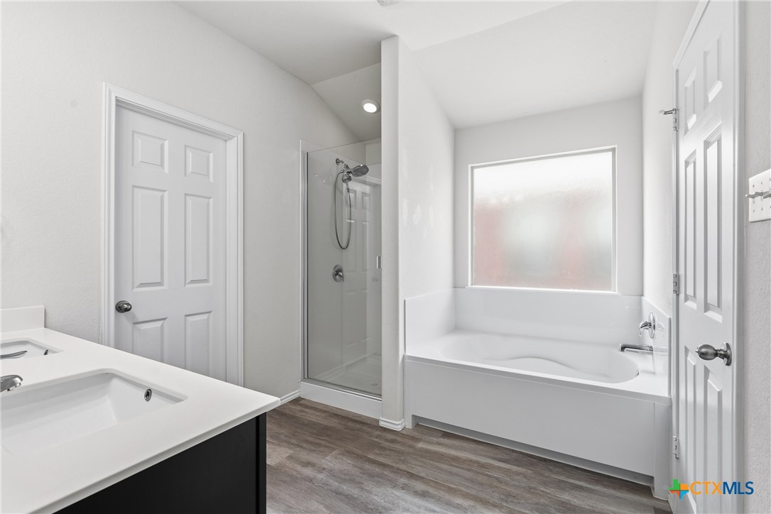 212 Bainbridge Road Temple, TX 76502 - Photo 19 of 35 a bathroom with a bathtub and a sink