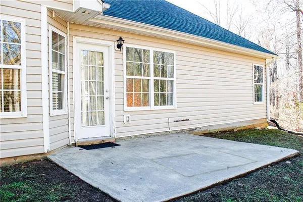 a view of a house with backyard