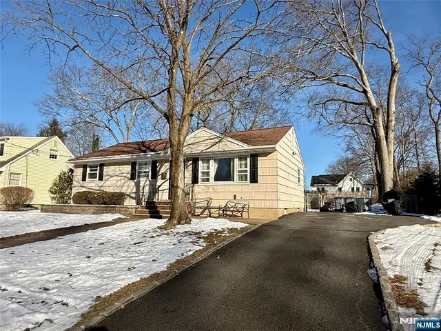 $699,999 | 44 Leonard Drive, Waldwick, NJ 07463