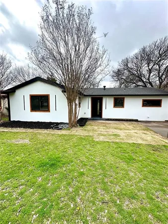 a view of a house with a backyard