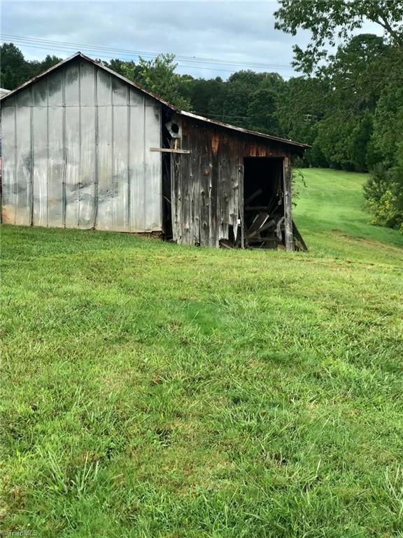 1082 East Carter Mill Road Elkin, NC 28621 - Photo 20 of 21 Barn