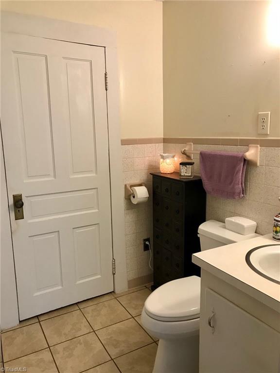 1082 East Carter Mill Road Elkin, NC 28621 - Photo 9 of 21 Bathroom