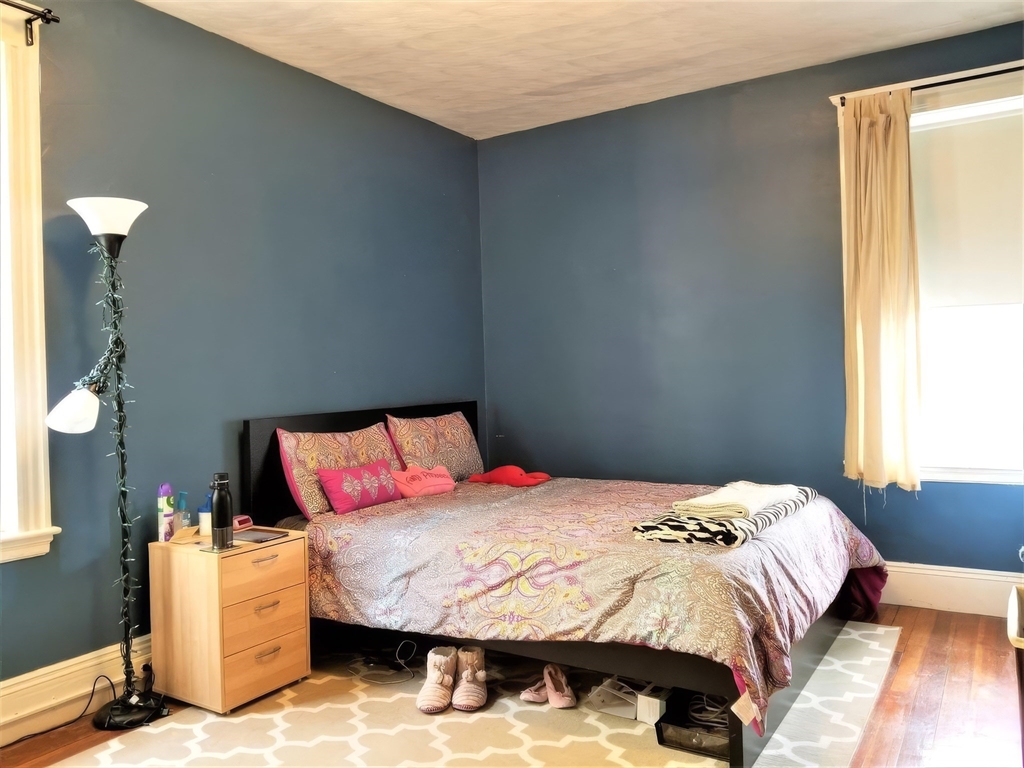119 Browne Street, Unit 1 Brookline, MA 02446 - Photo 5 of 15 a bedroom with a bed and a window