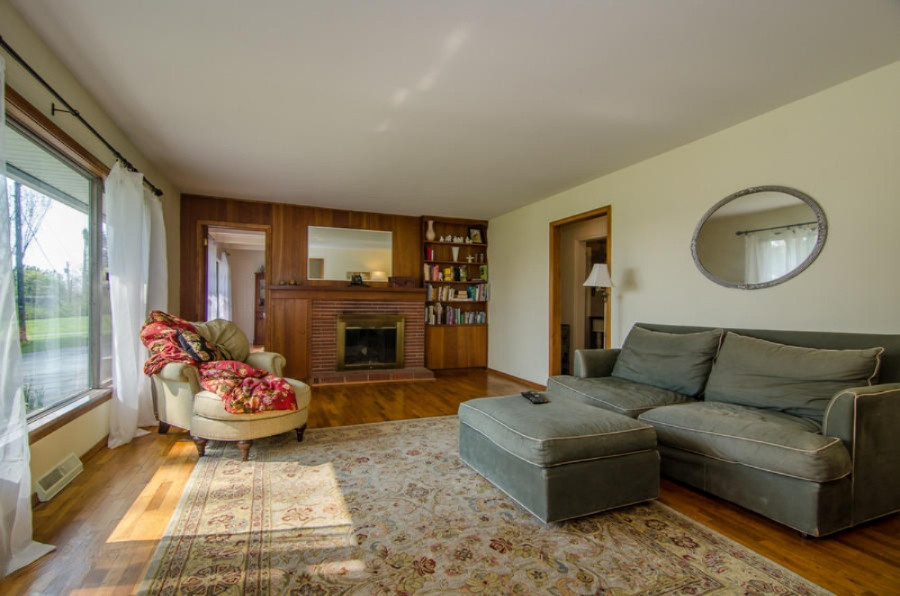 2230 West River Road Niles, MI 49120 - Photo 5 of 23 Living room photo 2