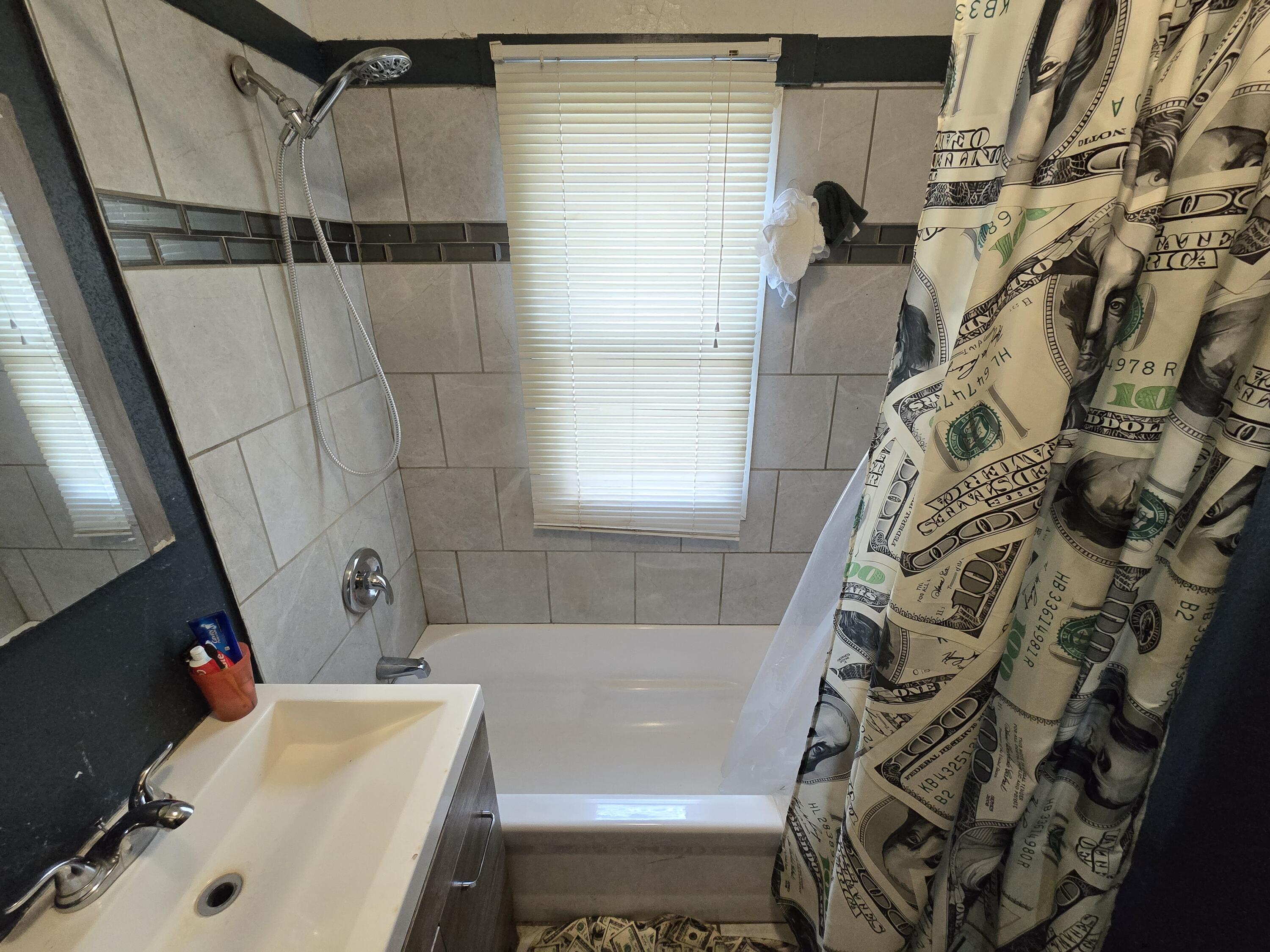 4839 North 18th Street Milwaukee, WI 53209 - Photo 28 of 38 Lower Bath Tub Surround