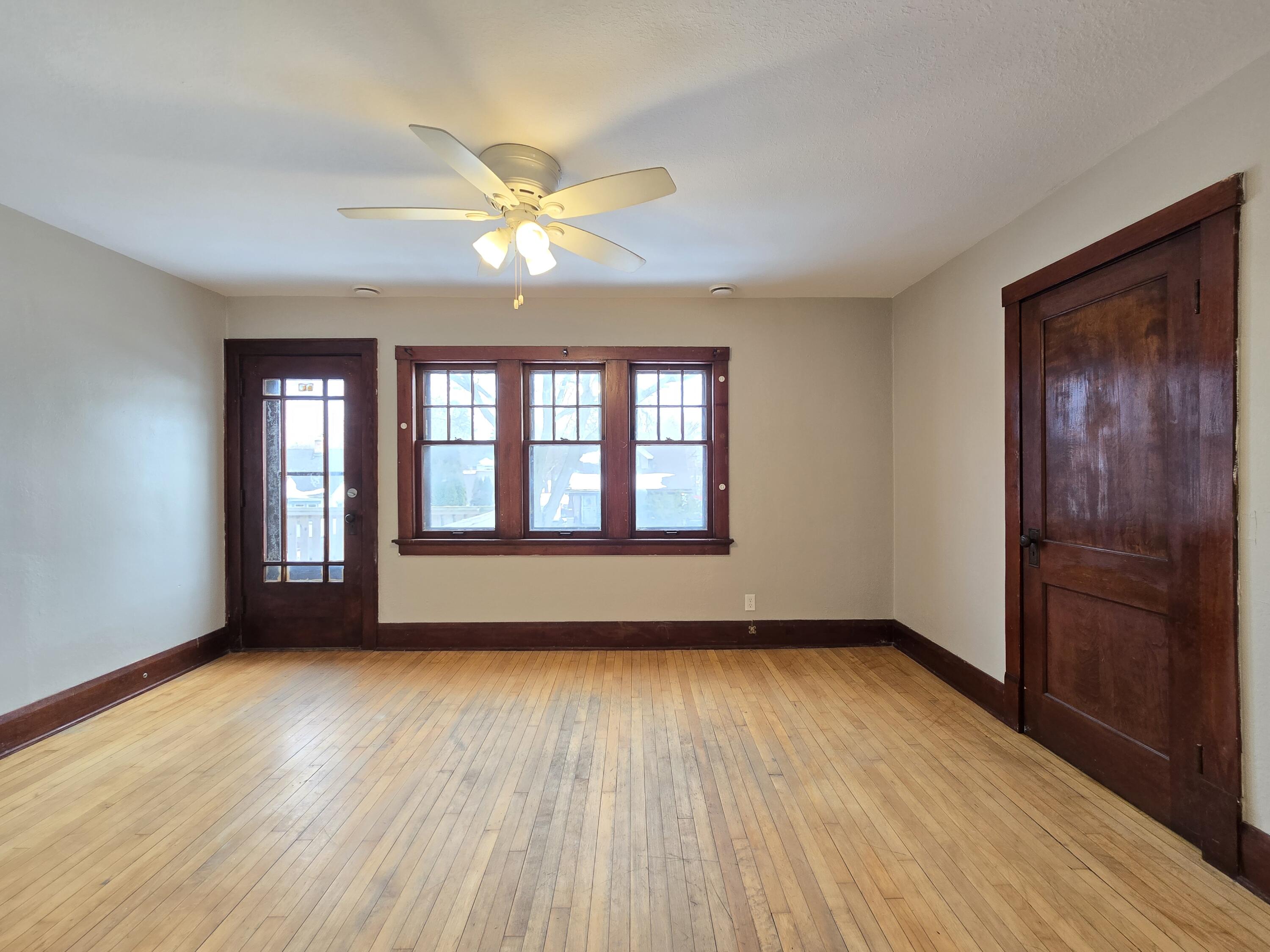 4839 North 18th Street Milwaukee, WI 53209 - Photo 9 of 38 Upper Living Room