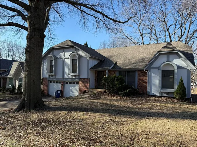 $325,000 | 10306 Long Street, Overland Park, KS 66215