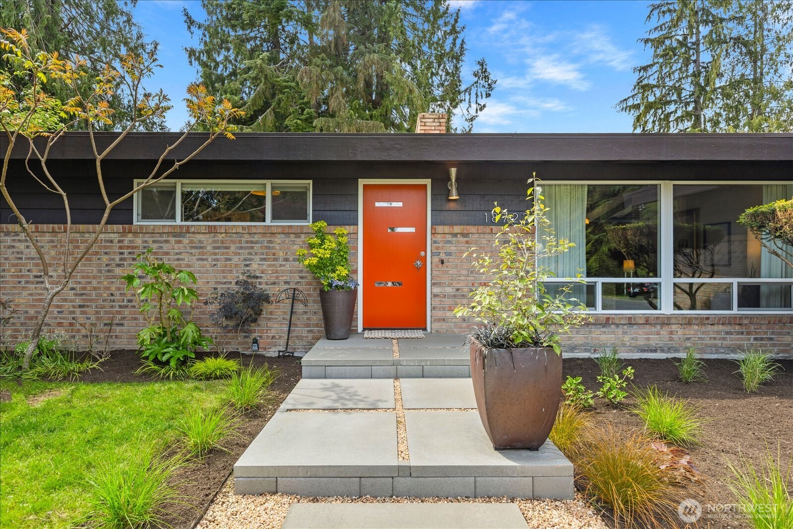 18722 84th Avenue West Edmonds, WA 98026 - Photo 7 of 40 a front view of a house with garden
