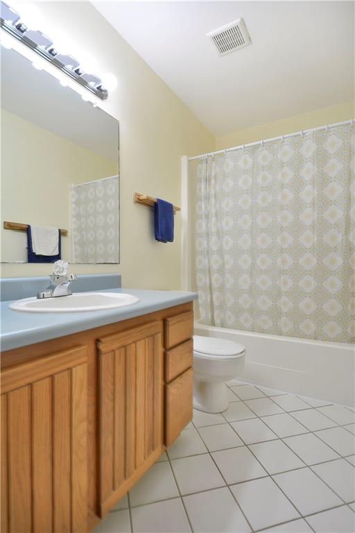 808 Brighton Woods Road Pittsburgh, PA 15212 - Photo 23 of 24 Hall bath servicing the guest rooms and loft.
