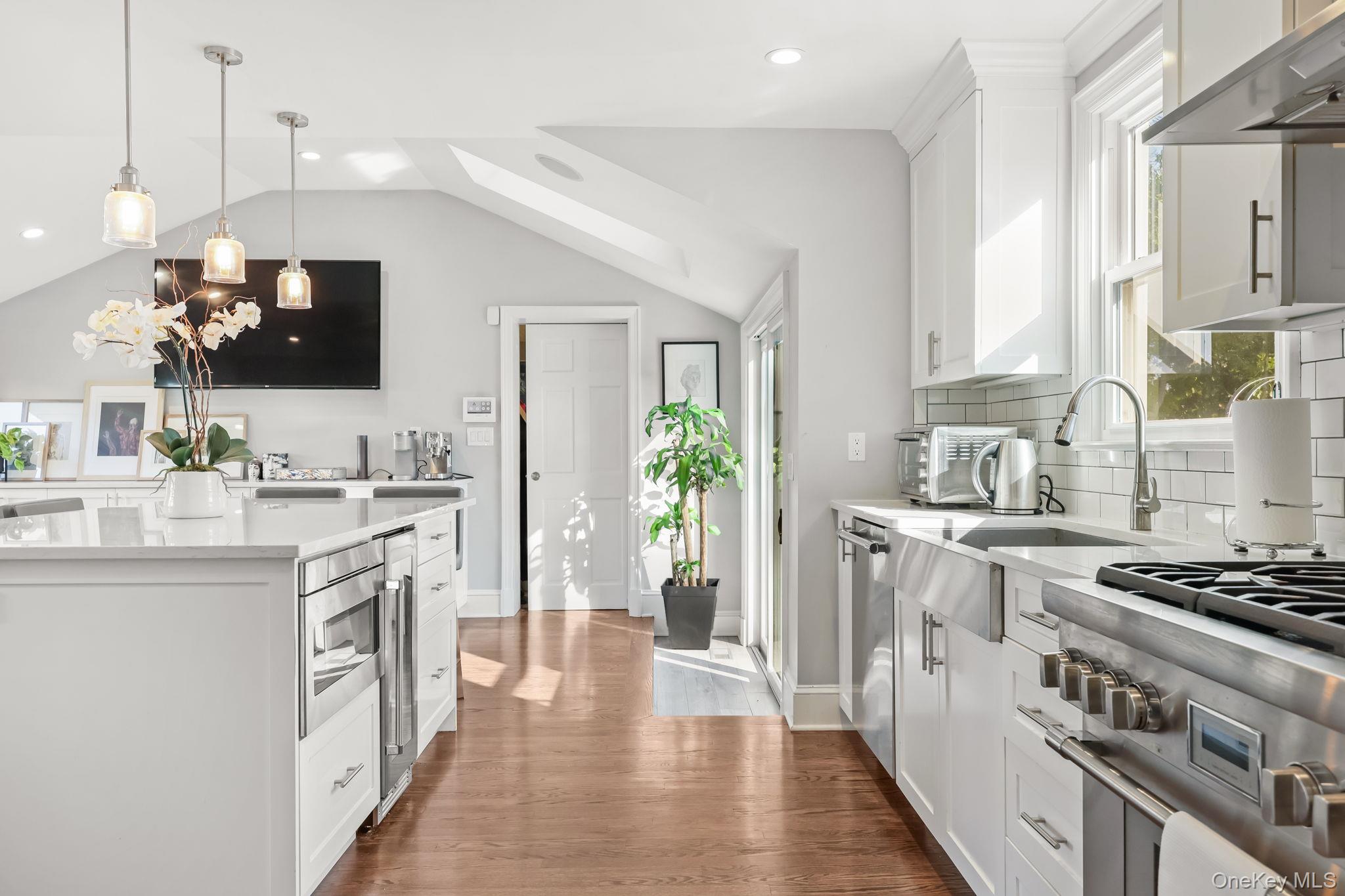 112 Clarence Road Scarsdale, NY 10583 - Photo 12 of 26