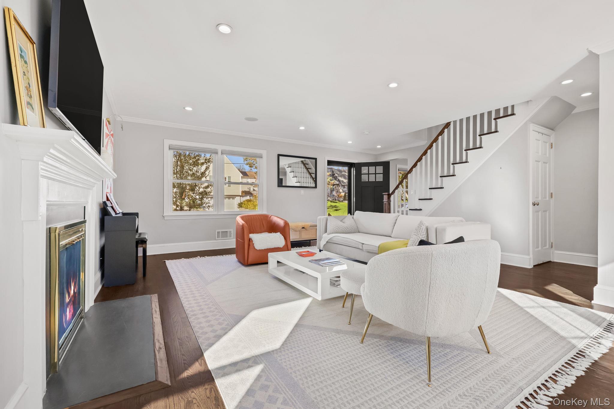 112 Clarence Road Scarsdale, NY 10583 - Photo 4 of 26