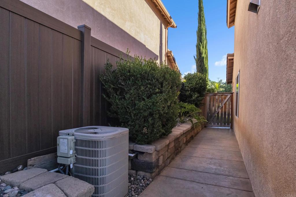 13740 Gateway View Drive El Cajon, CA 92021 - Photo 35 of 45 a backyard of a house