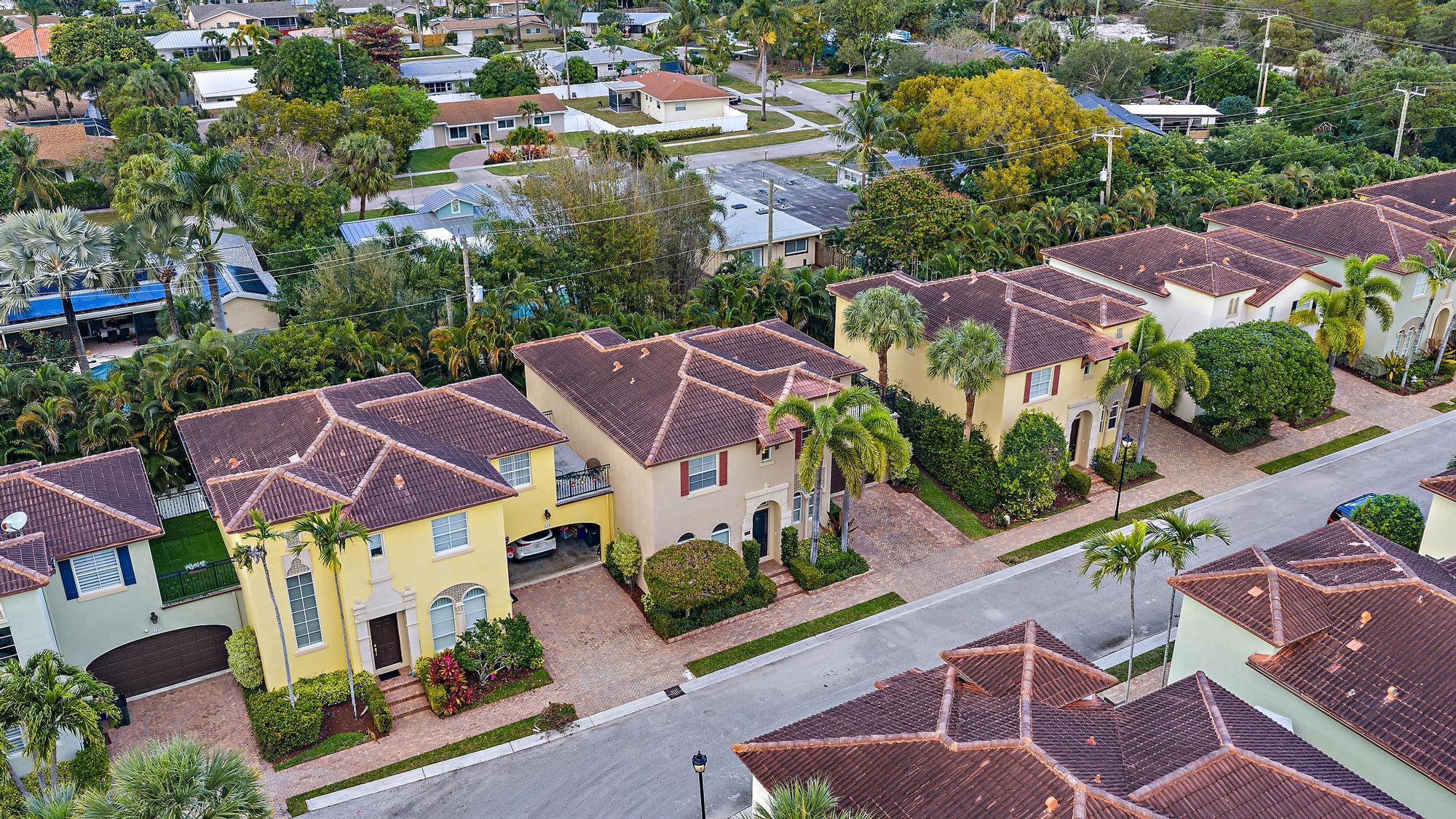107 Via Poinciana Lane Boca Raton, FL 33487 - Photo 34 of 40 107 Via Poinciana Ln-35