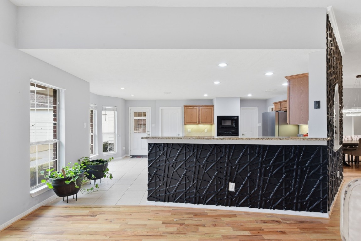 6534 Granbury Road Manvel, TX 77578 - Photo 20 of 49 a living room with a couch and potted plant