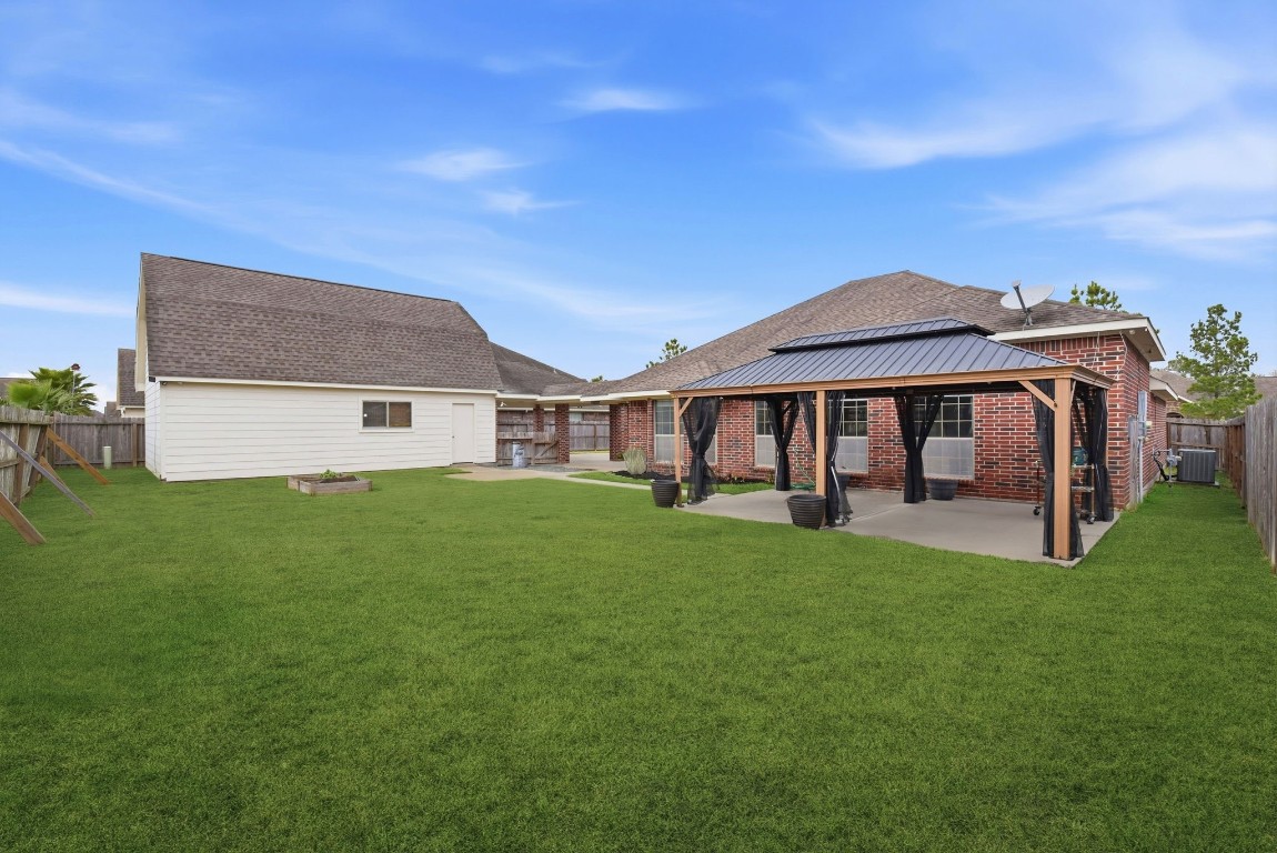 6534 Granbury Road Manvel, TX 77578 - Photo 41 of 49 a front view of a house with garden