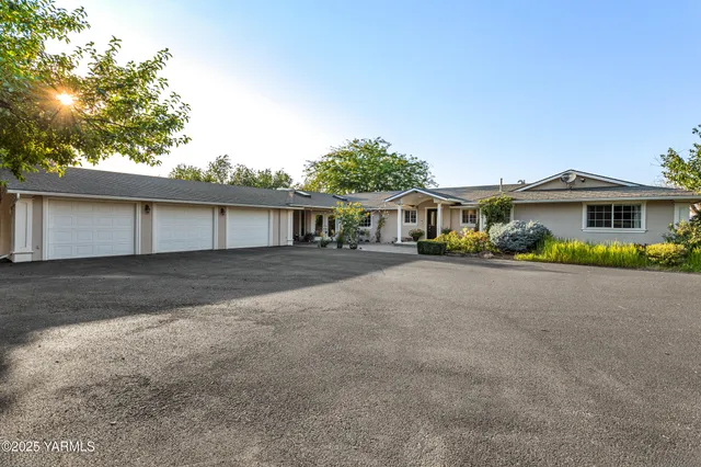 $680,000 | 2000 Konnowac Pass Road, Moxee, WA 98936