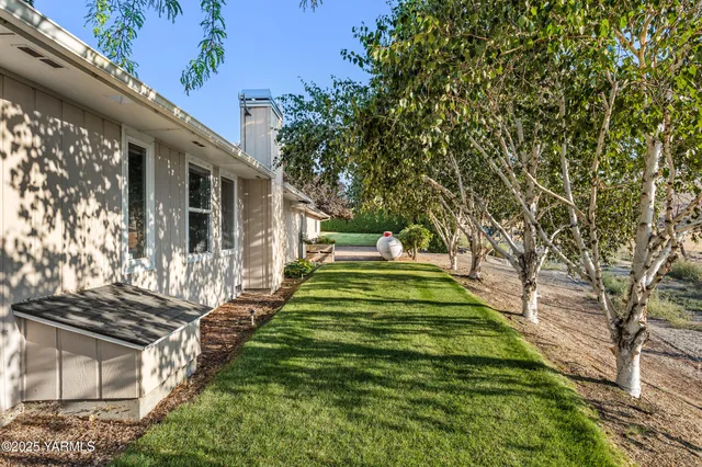 $680,000 | 2000 Konnowac Pass Road, Moxee, WA 98936