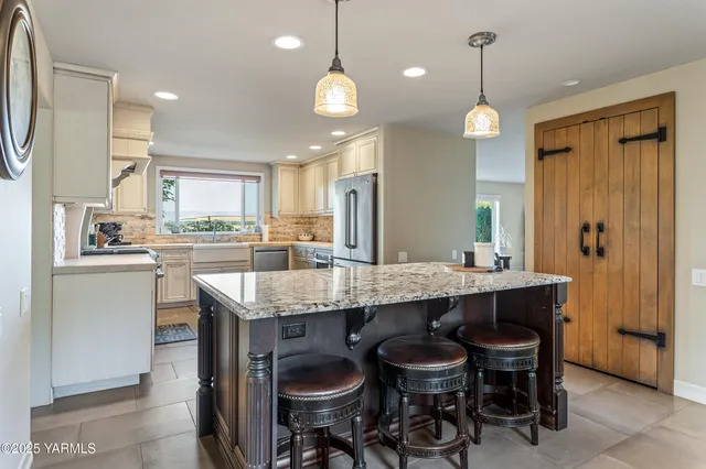 $680,000 | 2000 Konnowac Pass Road, Moxee, WA 98936