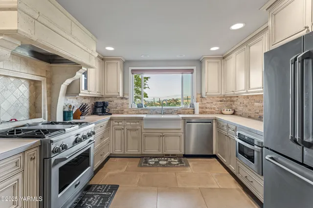 $680,000 | 2000 Konnowac Pass Road, Moxee, WA 98936