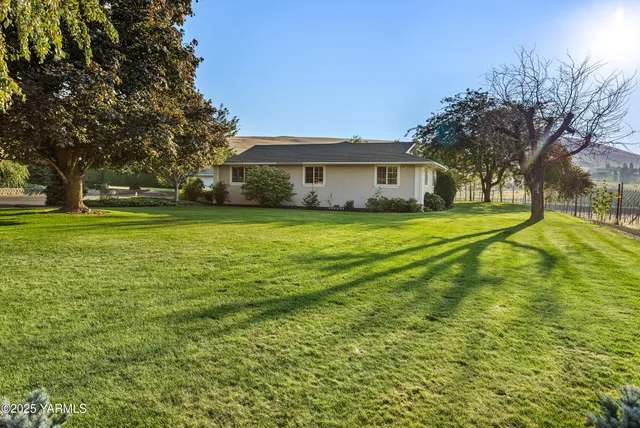 $680,000 | 2000 Konnowac Pass Road, Moxee, WA 98936